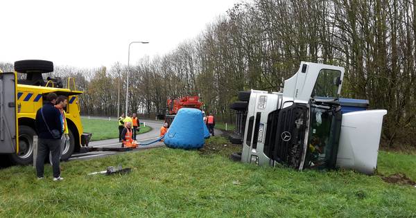 Verbindingsweg A15 urenlang afgesloten door gekantelde vrachtwagen