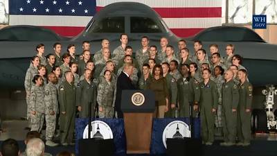 Optreden van de Trumps houdt gemoederen bezig: 'duwt hij haar nou?'