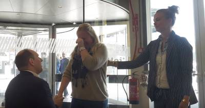 Eindhovenaar vraagt vriendin ten huwelijk in Ikea met flashmob