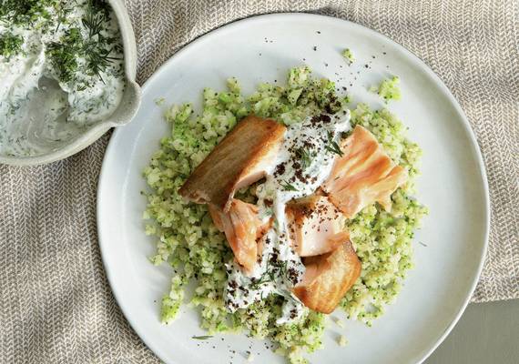 Broccoli-bulgur met gebakken zalm & kruidenyoghurt