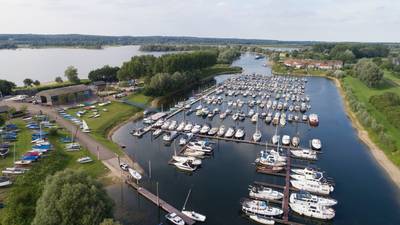 Basisschoolleerlingen bouwen eigen boot bij Watersportvereniging Giesbeek