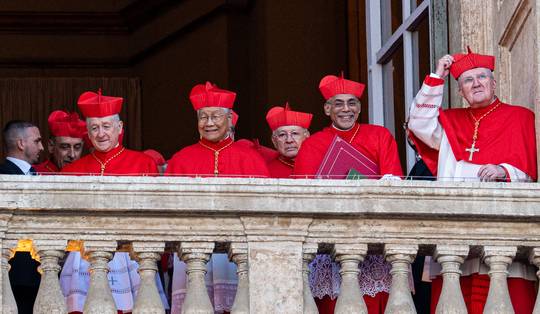 Mobiele telefoon van ‘verwarde’ kardinaal stuurt schok door Vaticaan tijdens pausverkiezing