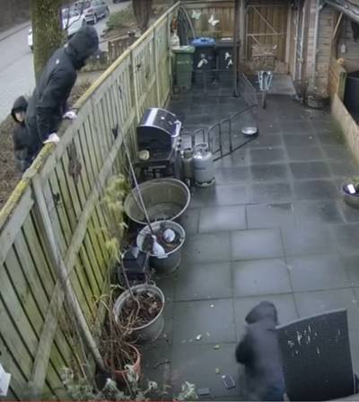 Klungelige inbreker maakt doodsmak in Tielse tuin