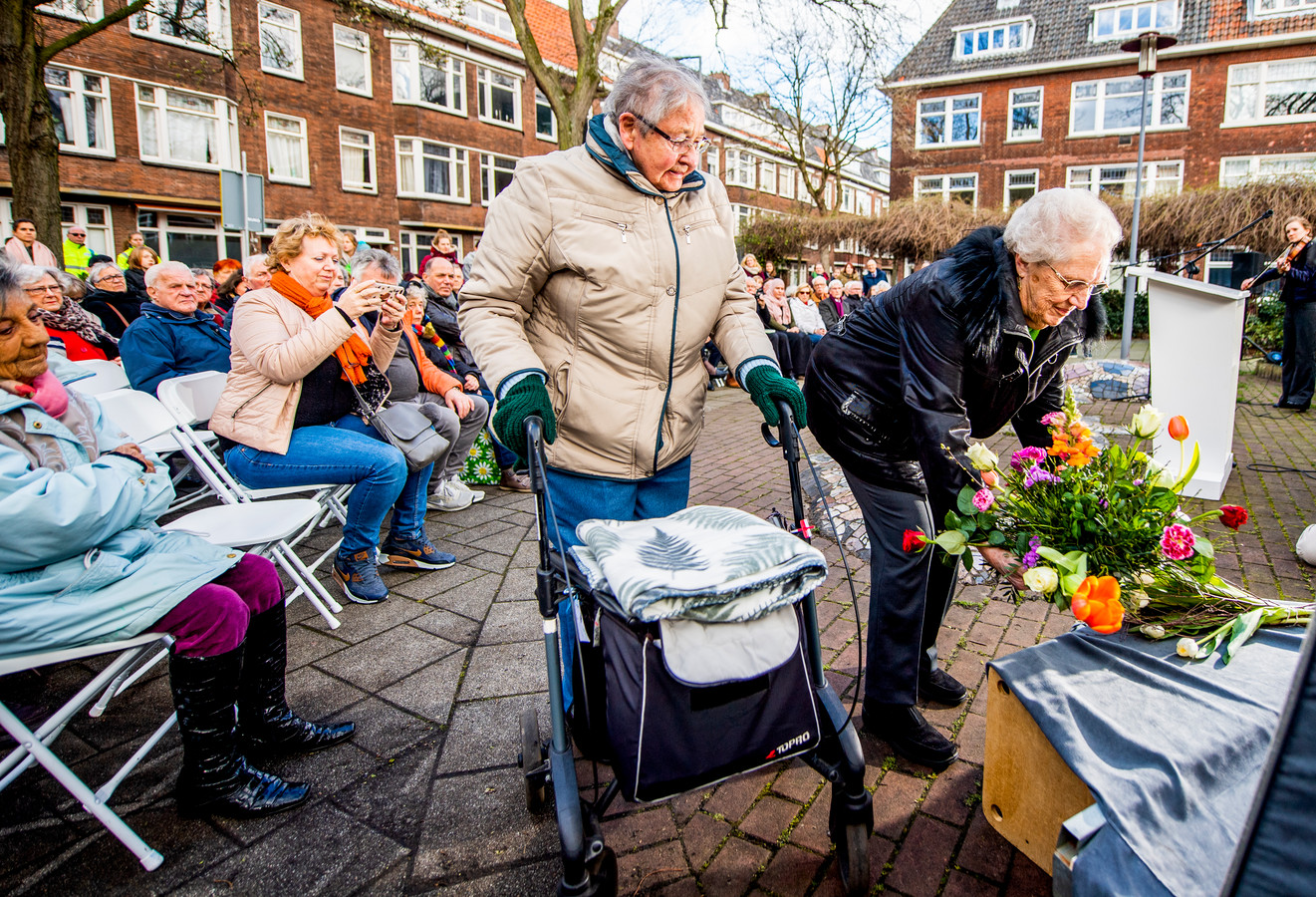 Opa Kwam De Trap Op In Tranen In Zijn Linkerhand Lagen Twee Trouwringen Foto Ad Nl