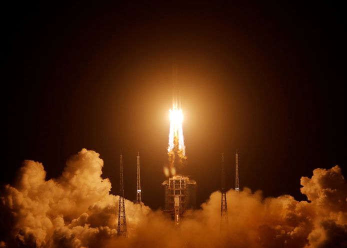 De lancering van de Lange Mars 5-draagraket die de Chang'e 5-sonde naar de maan bracht.