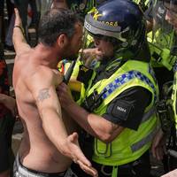 Het racistische vuur in het VK is aangestoken door de politiek. Bij ons heeft de grootste rechtse partij een andere, moedige keuze gemaakt