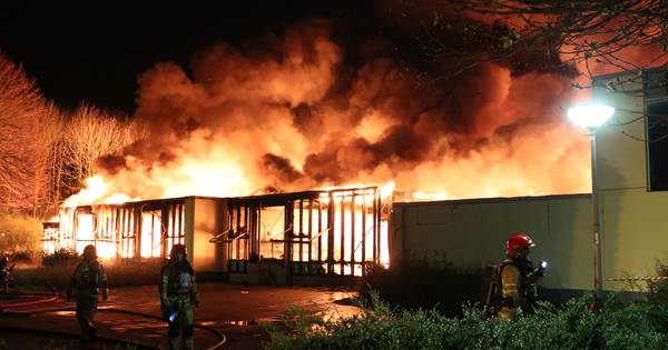 Corona hindert bluswerk basisschool Lelystad: brandweer laat vuurzee ongemoeid vanwege seniorencomplex vlakbij.