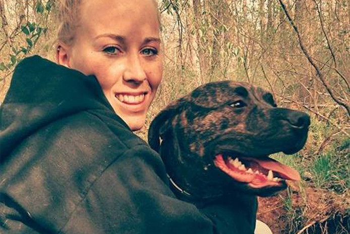 Bethany Stefens met een van haar honden.