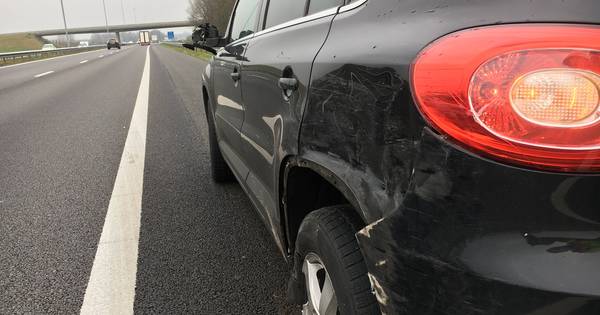 Auto met pech door vrachtwagen aangereden op vluchtstrook A73