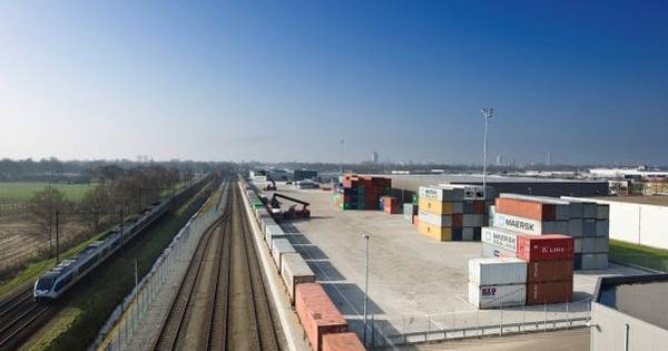 Lijsttrekkers krijgen handtekeningen als protest tegen railterminal bij Reeth en Valburg