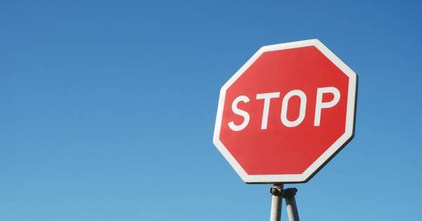 Beginnend automobilist rijdt met 90 km/h door een woonwijk in Poortvliet