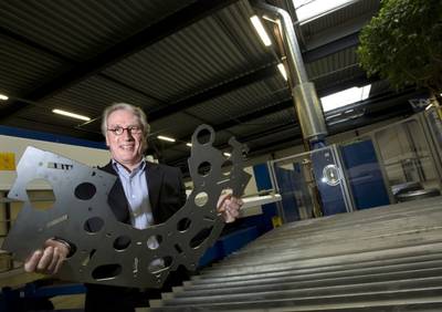 Winterswijkse ondernemer  bezorgt ‘afgeserveerde’ postbode toch nog gouden afscheid