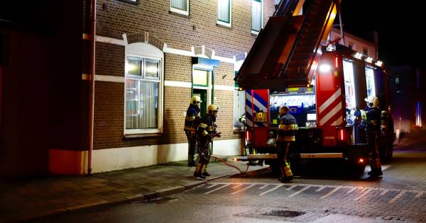 Kachelbrand zet woning vol rook in Mill