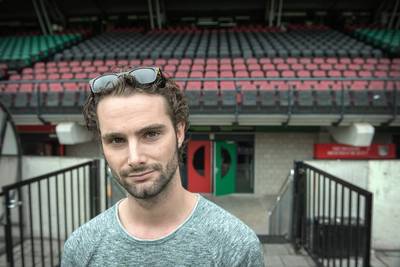 NEC met nieuw 'bombastisch lied' het veld op