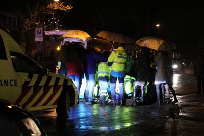 Auto rijdt door na aanrijding Renswoude, slachtoffer blijft zwaargewond achter: politie is op zoek naar de dader