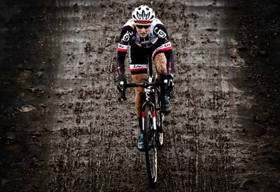 Lucinda Brand pakt haar eerste crosstitel: ‘Die twee van de weg zijn niet langer meer waard’