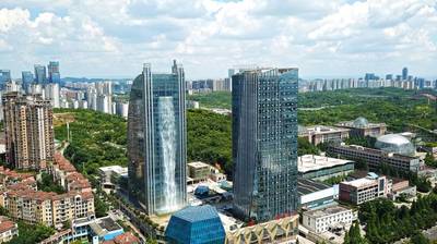 108 meter hoge waterval kolkt uit Chinese wolkenkrabber