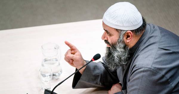 Heel Nederland valt over de imam van de alFitrah-moskee (maar zelf ligt hij er geen seconde wakker van)