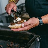De groenteburger was slechts een troosteloze korst, om nog maar te zwijgen van de grote stukken rauwe ajuin: 5 hamburgers getest op Rock Werchter