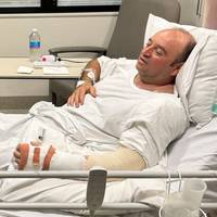 ‘De pijn begint zijn tol te eisen’: toestand 44-jarige fruitverkoper die schutter Bondi Beach overmeesterde ‘niet goed’