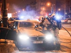 Un homme poignardé, 211 arrestations et une vingtaine de véhicules incendiés à Bruxelles