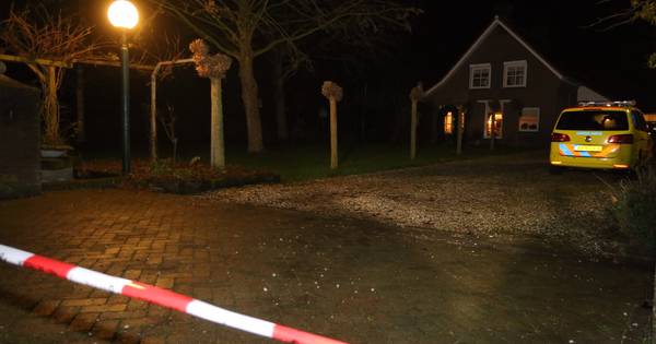 Man (79) worstelt met gewapende overvaller in woning en raakt gewond