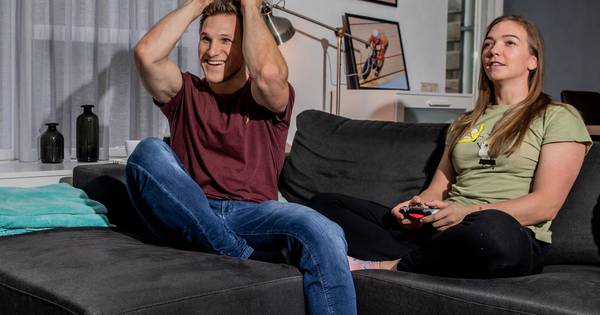 Shanne en Jeffrey trainen in de tuin, Gustavo houdt hoog met een wc-rol - De Stentor