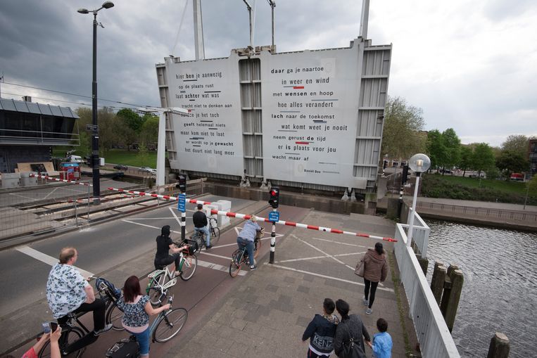 Die Brug Staat Wel Even Open Alle Tijd Voor Een Gedicht Trouw