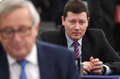 Loeiharde resolutie in controversiële zaak Martin Selmayr