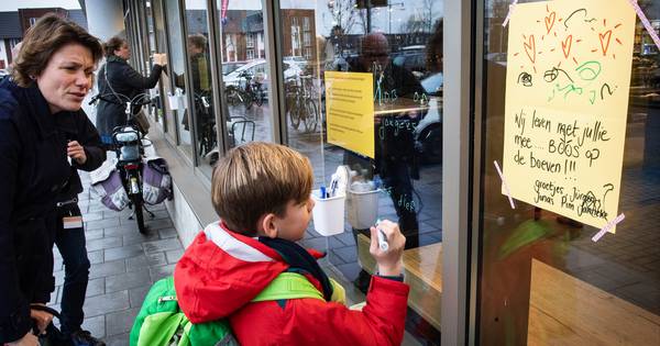 Buurt schrijft hartverwarmende boodschappen op ruit overvallen super Jan Linders