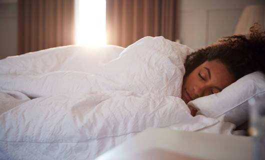Deze oefeningen kun je (in bed) doen om sneller in slaap te vallen