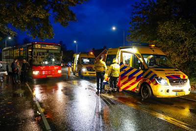 Bus raakt voetganger op zebrapad in Made, moet zwaargewond aan hoofd naar het ziekenhuis