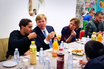 Willem-Alexander schuift voor het eerst in zijn leven aan bij een iftar