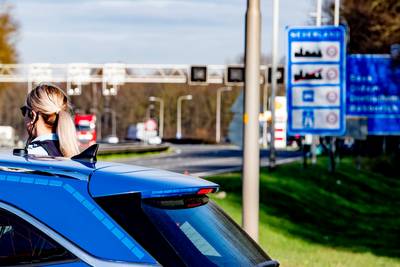 230.000 euro cashgeld ontdekt in geheime ruimte auto tijdens controle bij Duitse grens