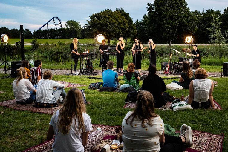 Voor Een Handvol Fans Op Een Leeg Lowlandsterrein Maar Dit Is Tenminste Iets Trouw