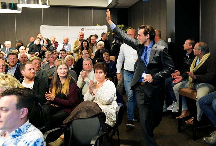 Thierry Baudet komt onder applaus de zaal in het Van der Valk Hotel binnen.