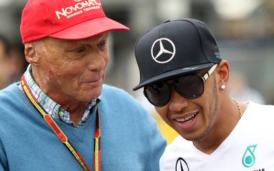 Hamilton dankt Lauda: ‘Zonder jou had ik niet bij Mercedes gezeten’