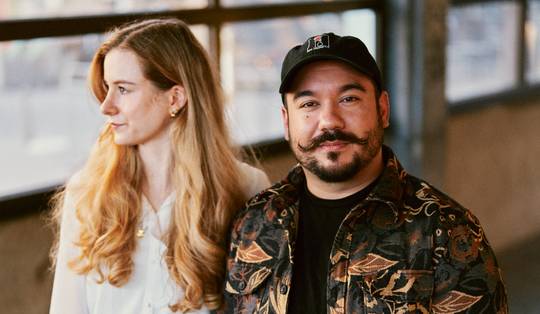 ‘We wilden een spannende reeks maken. Maar natuurlijk zit er een boodschap in ‘The Best Immigrant’’