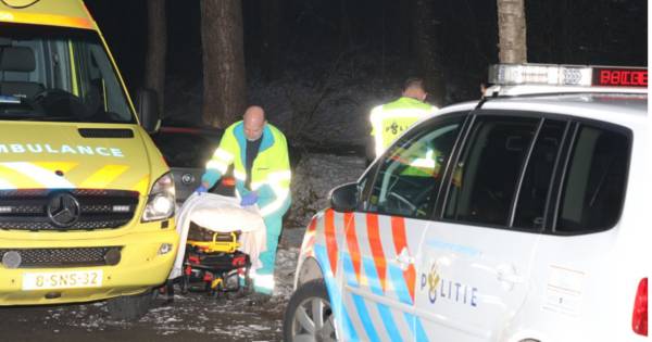 Video | Auto knalt tegen boom in Beerze: inzittenden gewond - destentor.nl