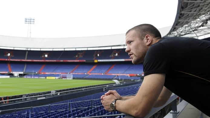 Ron Vlaar op tribune bij Feyenoord - Kiev | Nederlands voetbal | AD.nl