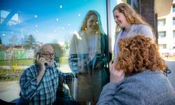 #SAMENTEGENCORONA Pièrre zorgt voor zijn kameraad in het woonzorgcentrum: “Ze beweren dat hij door mij nog leeft” 