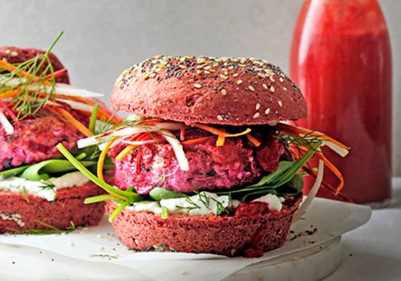 Een heerlijke bietjes-visburger met bietenketchup