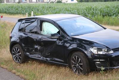 Auto's botsen frontaal op elkaar door verwarring bij verkeerslichten in Ede