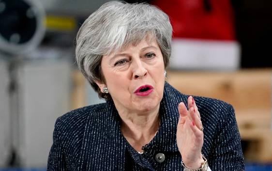 “Er dreigt een scenario waarbij we de EU nooit verlaten”: May wil Brussel en brexiteers de arm om wringen