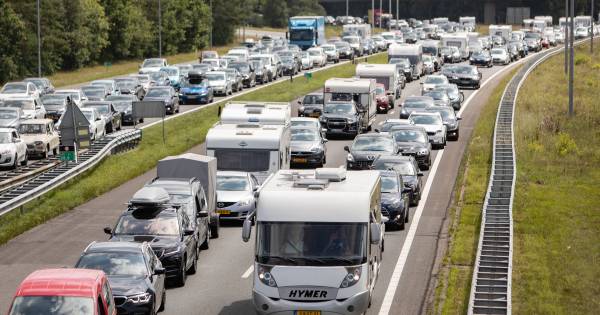 Forse vertraging op de A1 tussen Apeldoorn en Barneveld door ongeluk met drie autos.