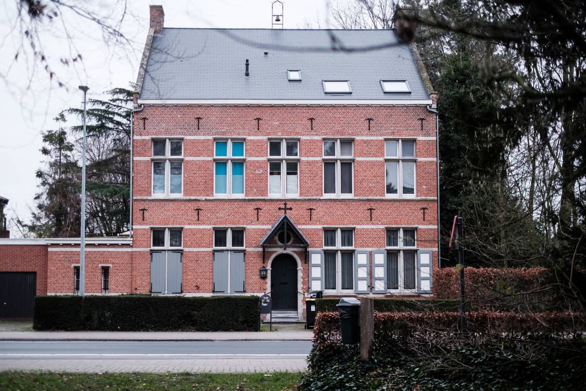 Koster bekent kindermisbruik én moord in video, maar is weer vrij: ‘Hoe kun je zoiets uit je duim zuigen?’