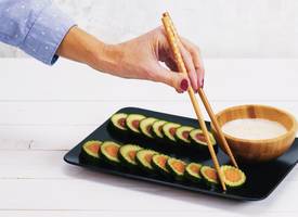 Creatief borrelhapje: sushi van komkommer, tomaat en wortel