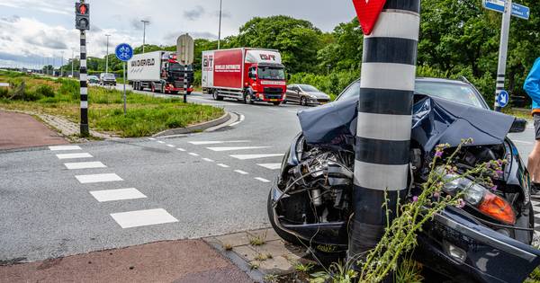 Auto flink beschadigd na botsing in Tilburg.