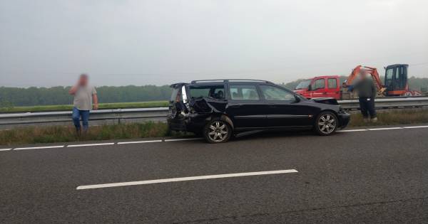 File op A73 na ongeluk met drie autos.