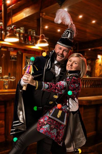 Michel en Ilse zwaaien scepter tijdens carnaval in Bornerbroek